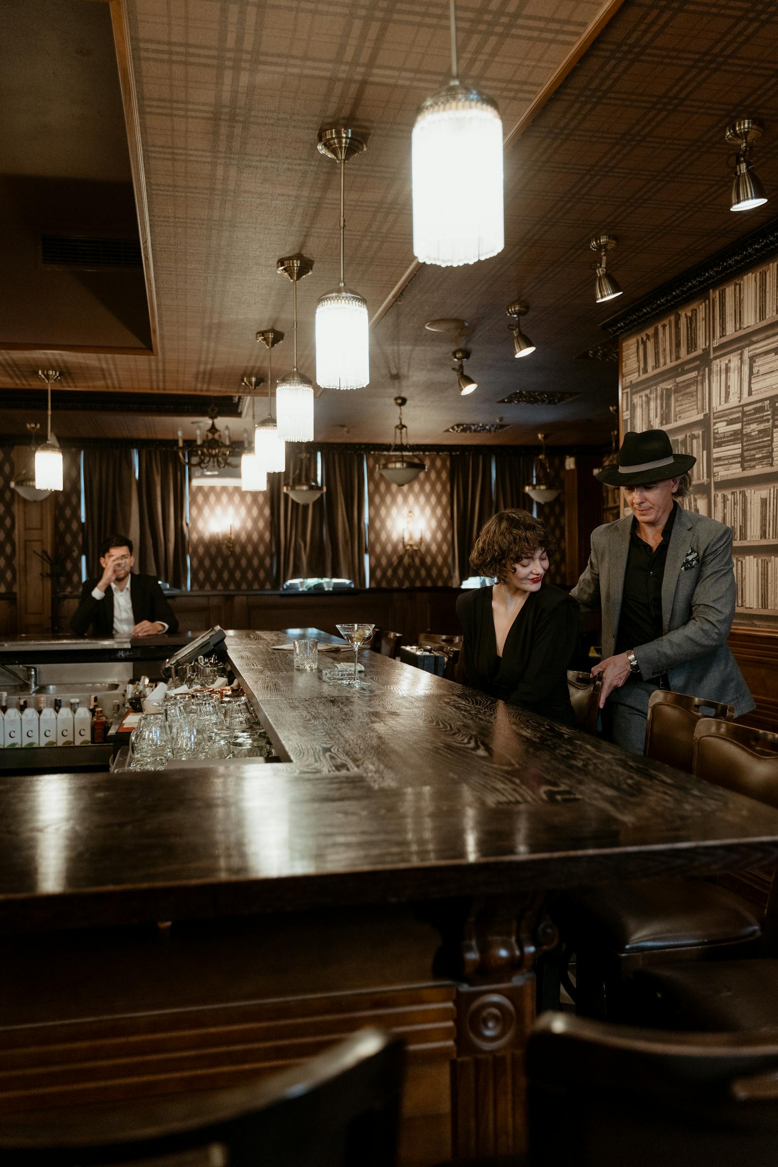 Entrée d'un speakeasy avec rideau lourd et lumière ambrée