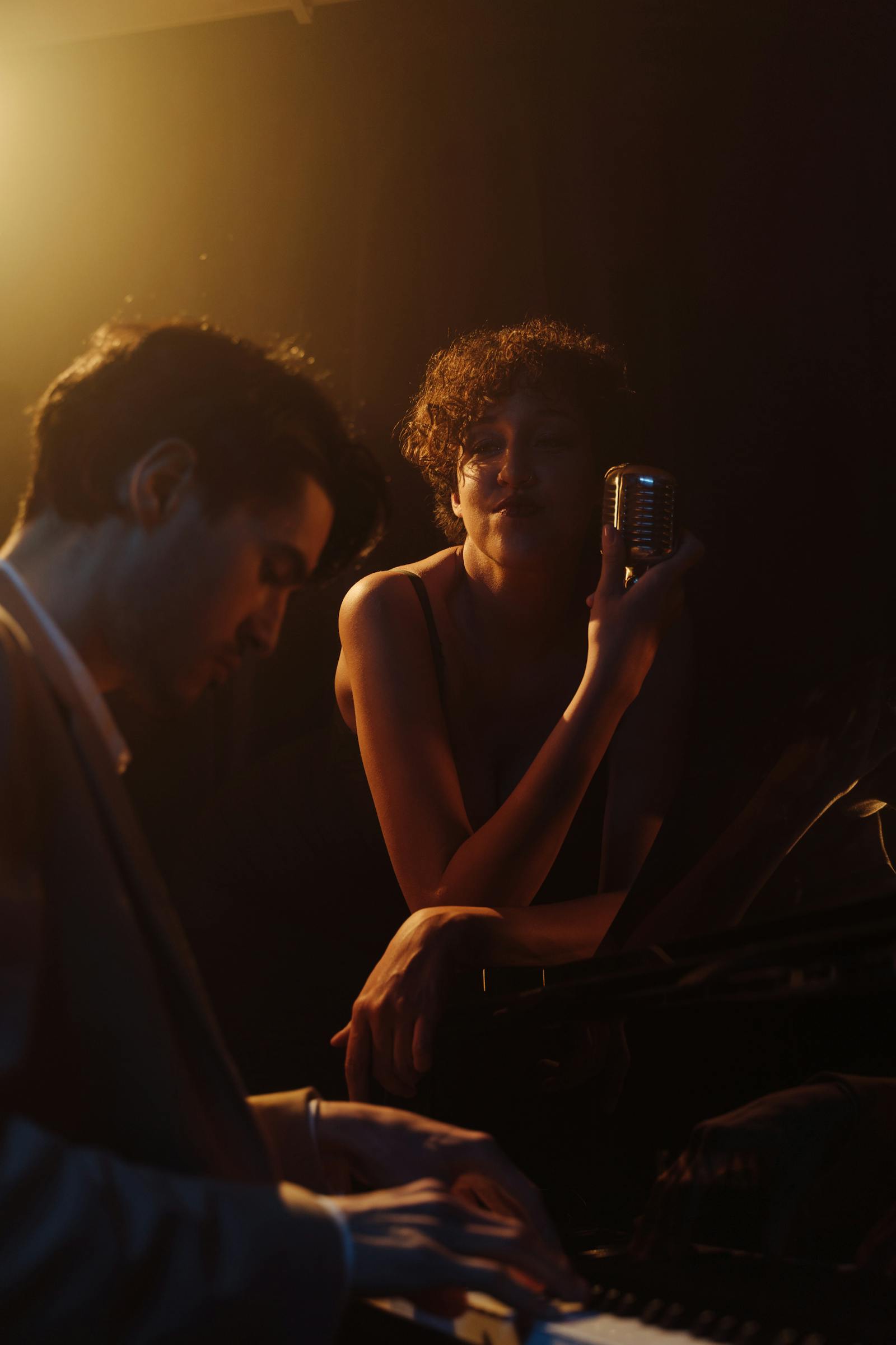 Scène de jazz live avec contrebasse et lumière d'ambiance tamisée
