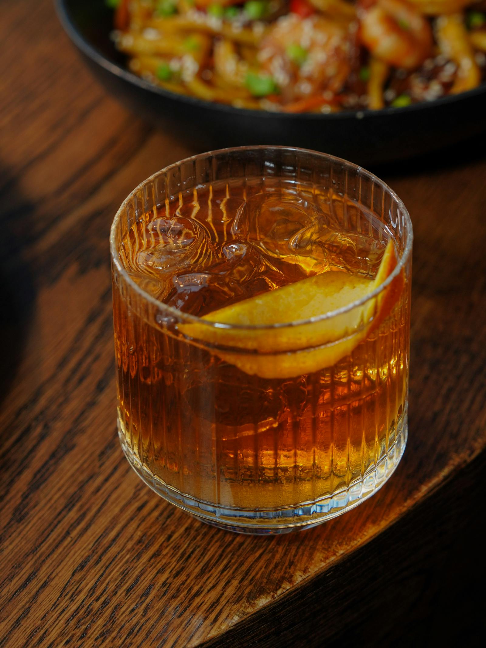 Cocktail Sazerac servi dans un verre old fashioned avec voile d'absinthe