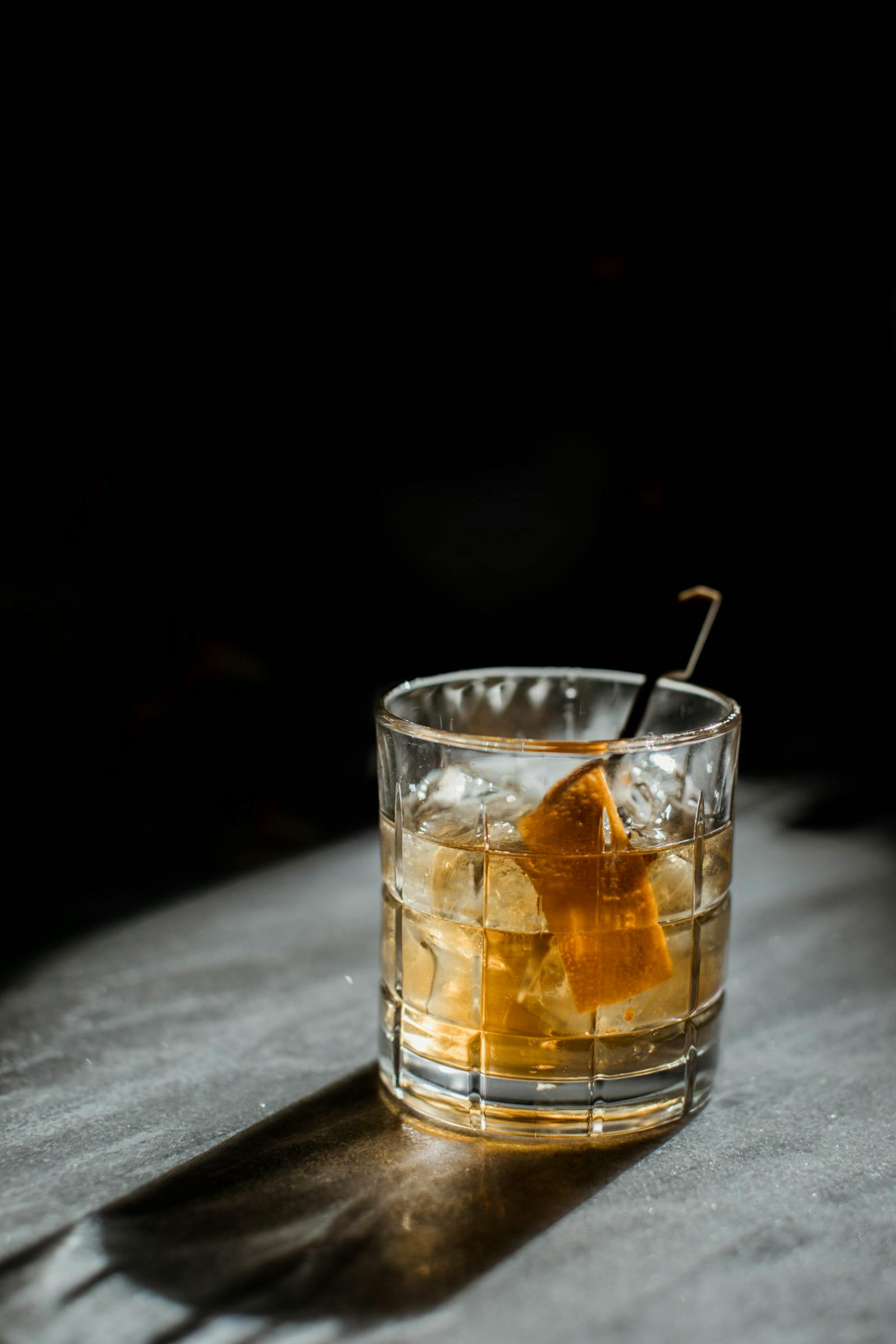 Cocktail Vieux Carré ambré servi avec glace et zeste d'orange