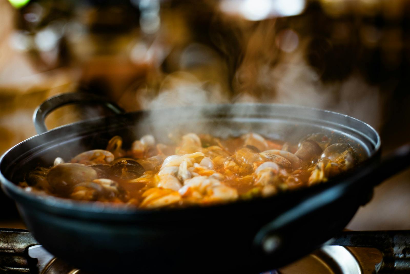 Bol de gumbo d'agneau fumant aux légumes, safran et roux sombre