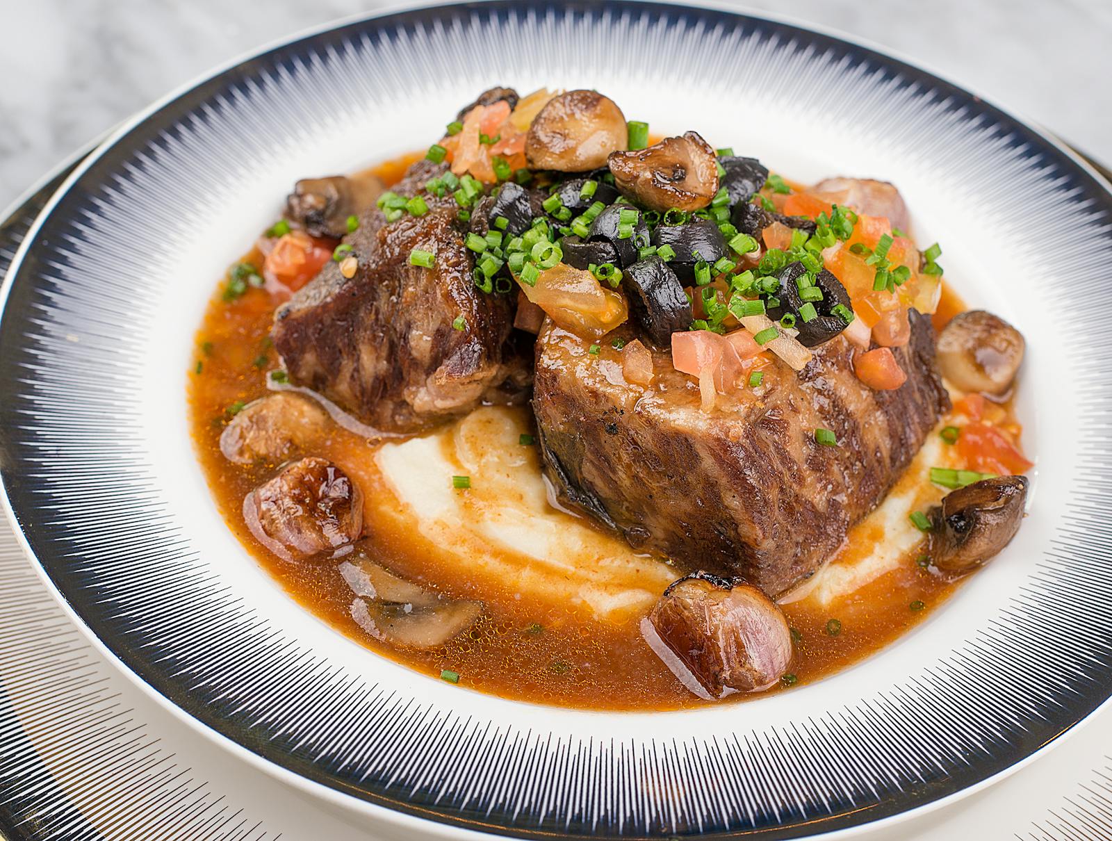 Short rib de bœuf braisé à la chermoula, sauce réduite et grits de maïs