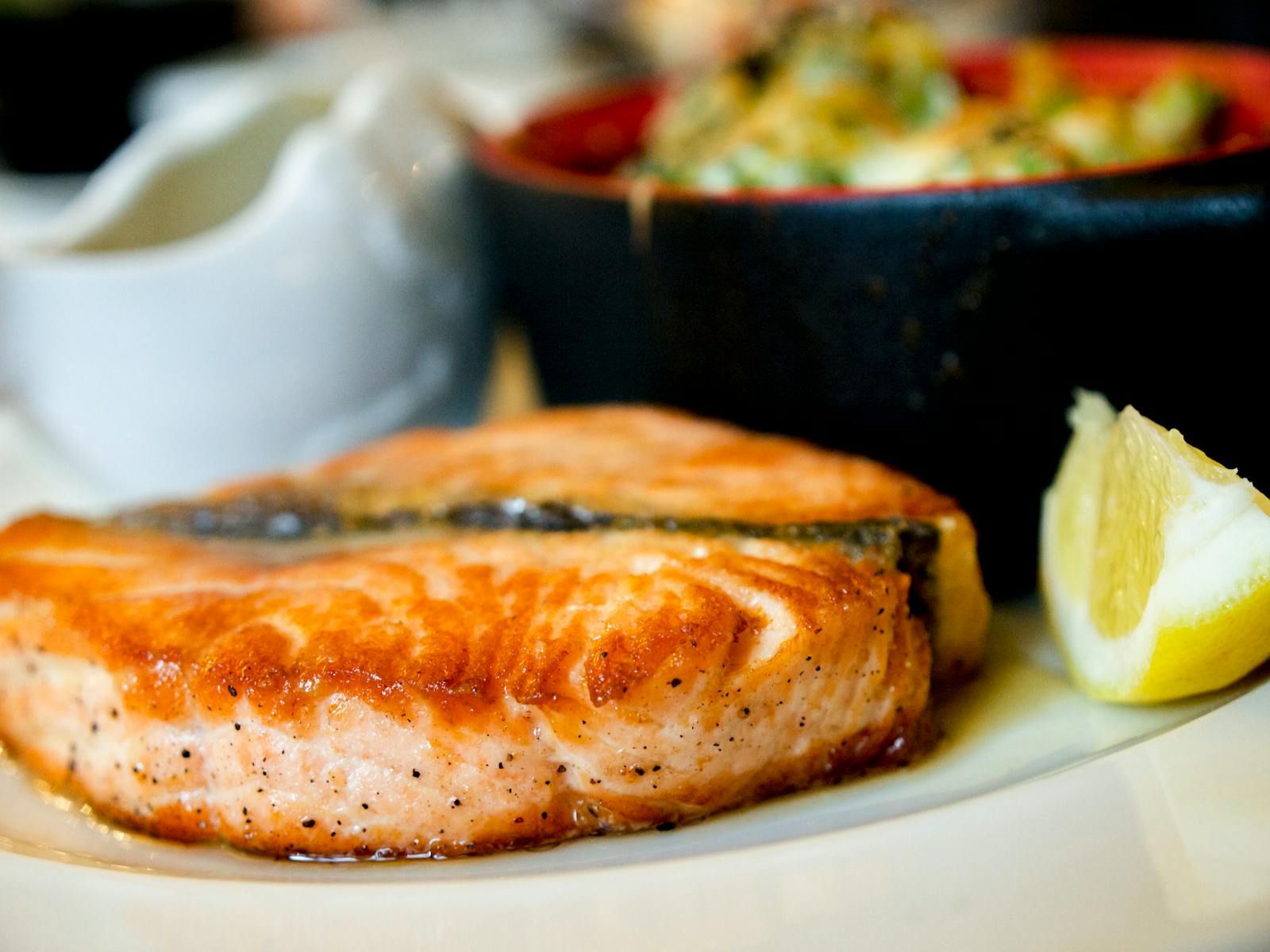 Filet de red fish blackened aux épices cajun sur lit de patate douce