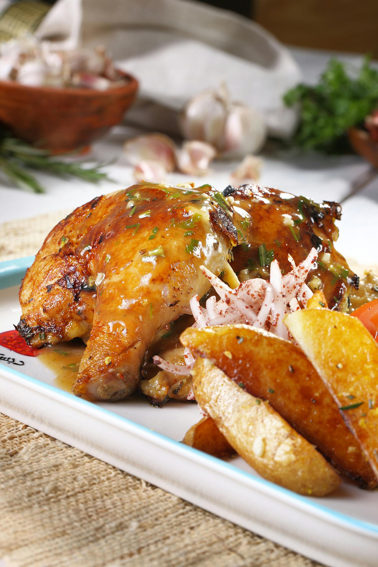 Poulet fermier rôti aux épices créoles servi sur riz dirty aux foies