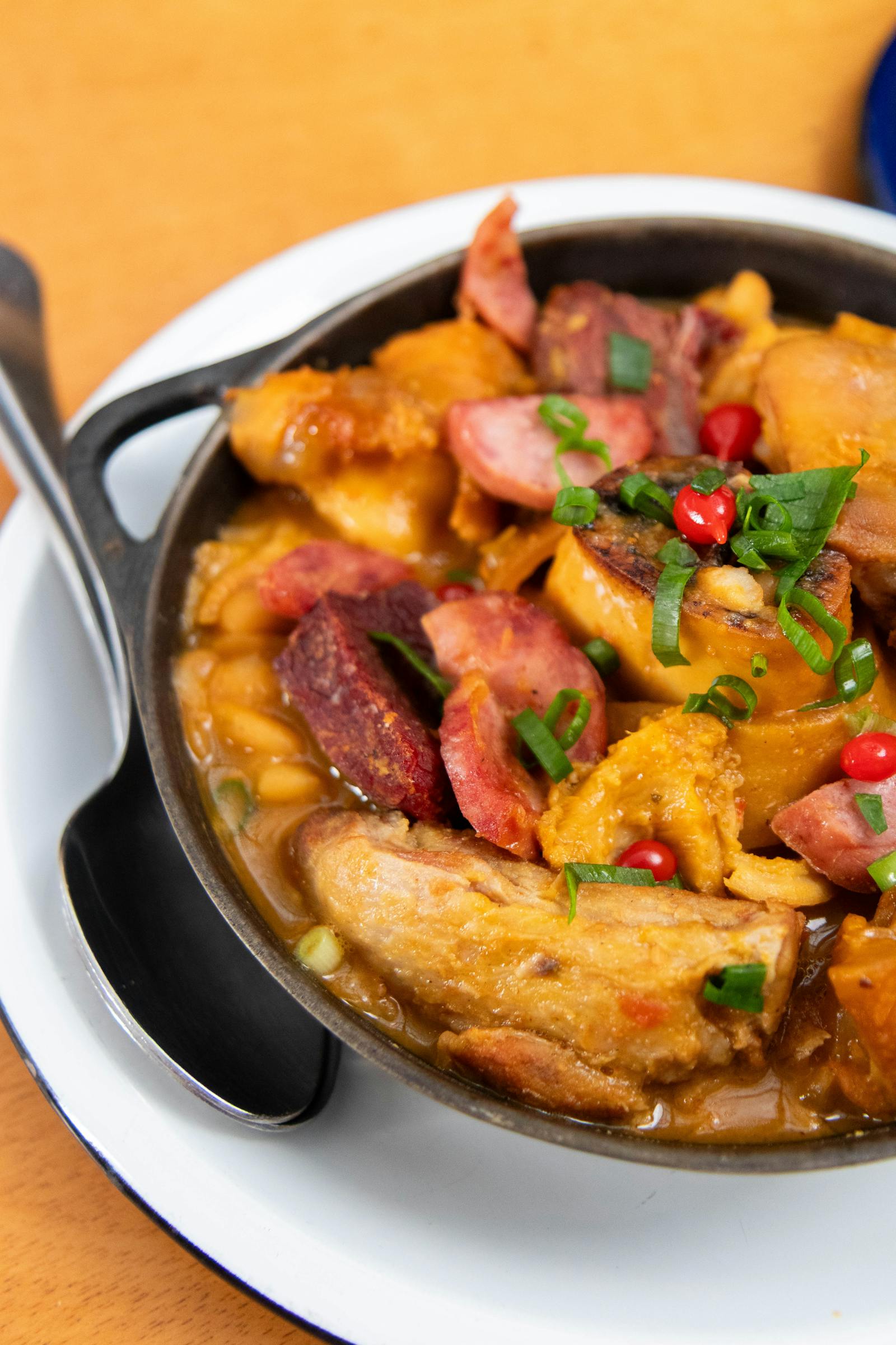 Cassoulet façon Bayou aux haricots Tarbais, andouille, canard confit et crevettes