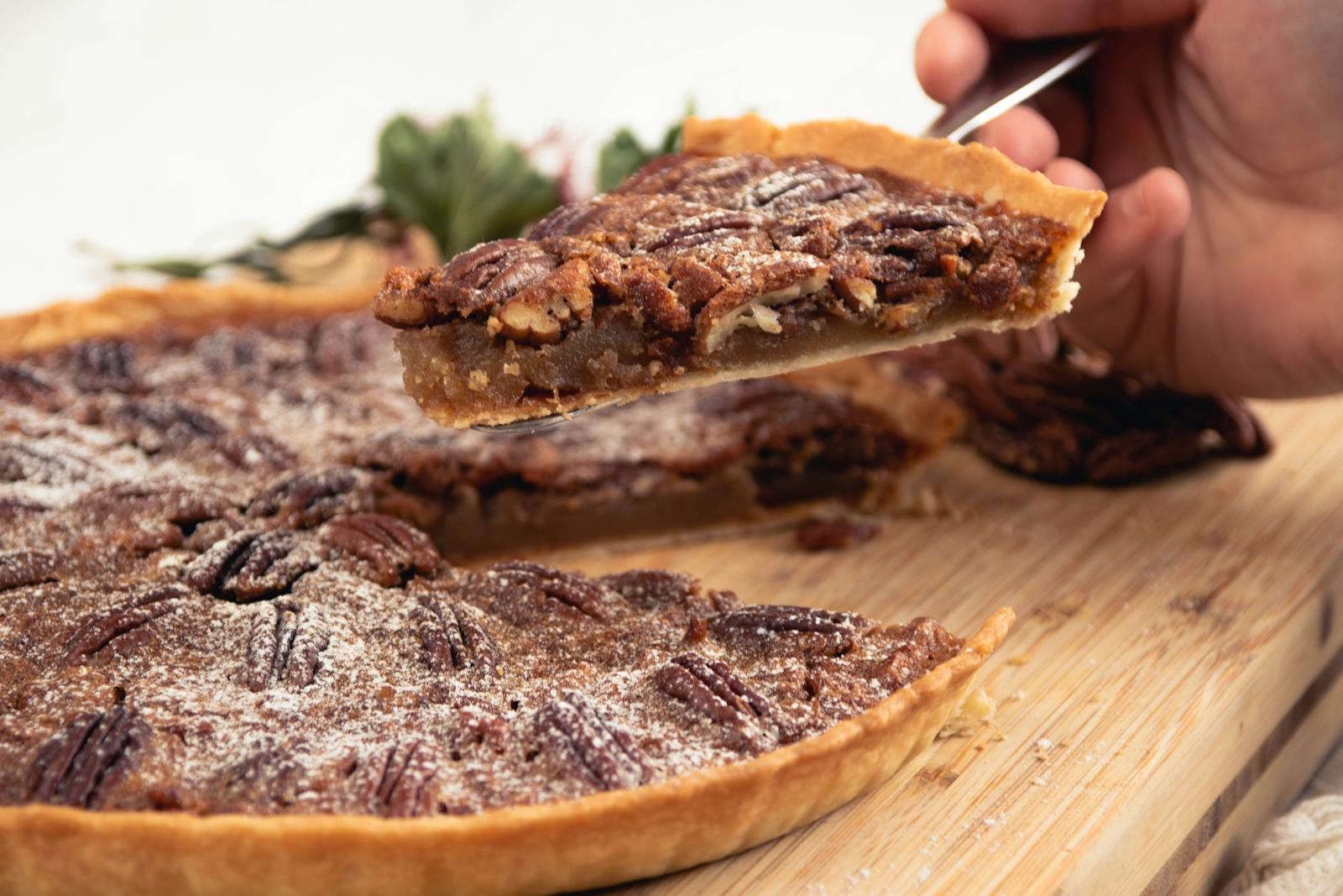 Pecan pie dorée à l'orange amère avec boule de glace vanille bourbon